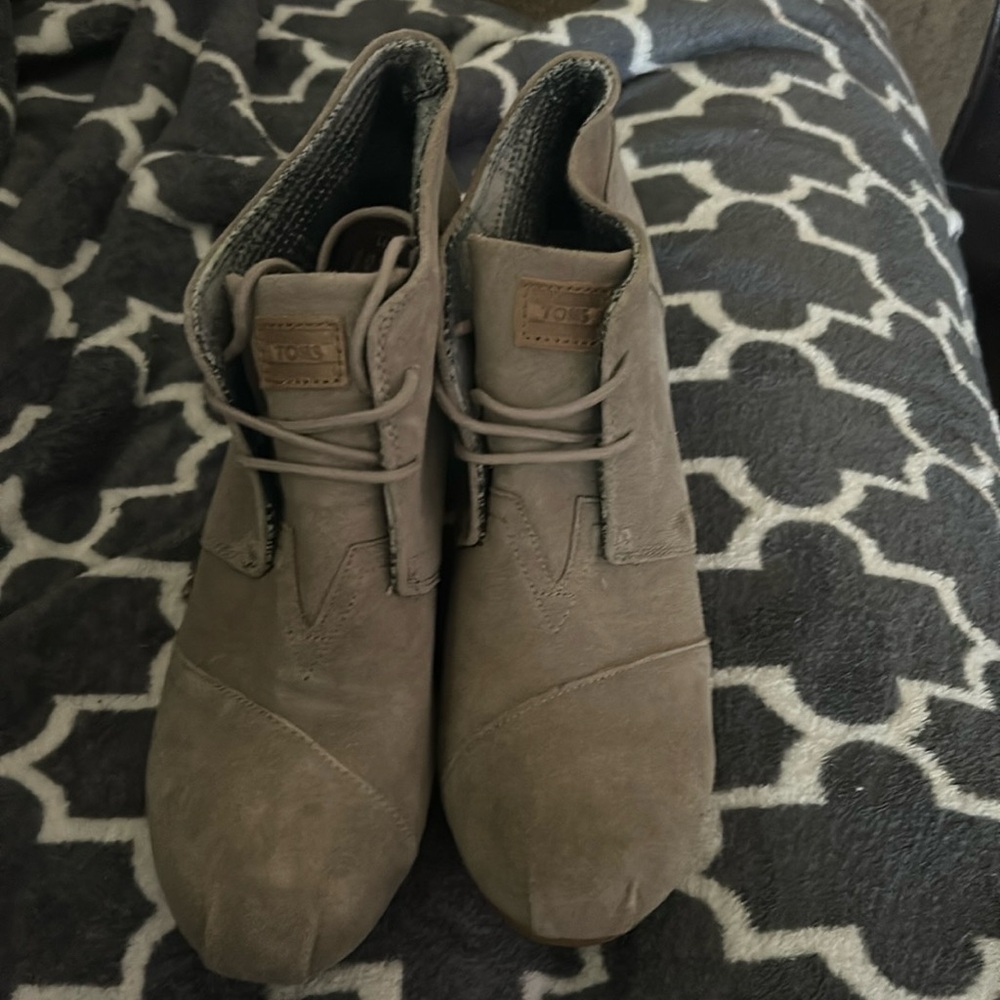 Tom’s Taupe Wedge Ankle Bootie Suede